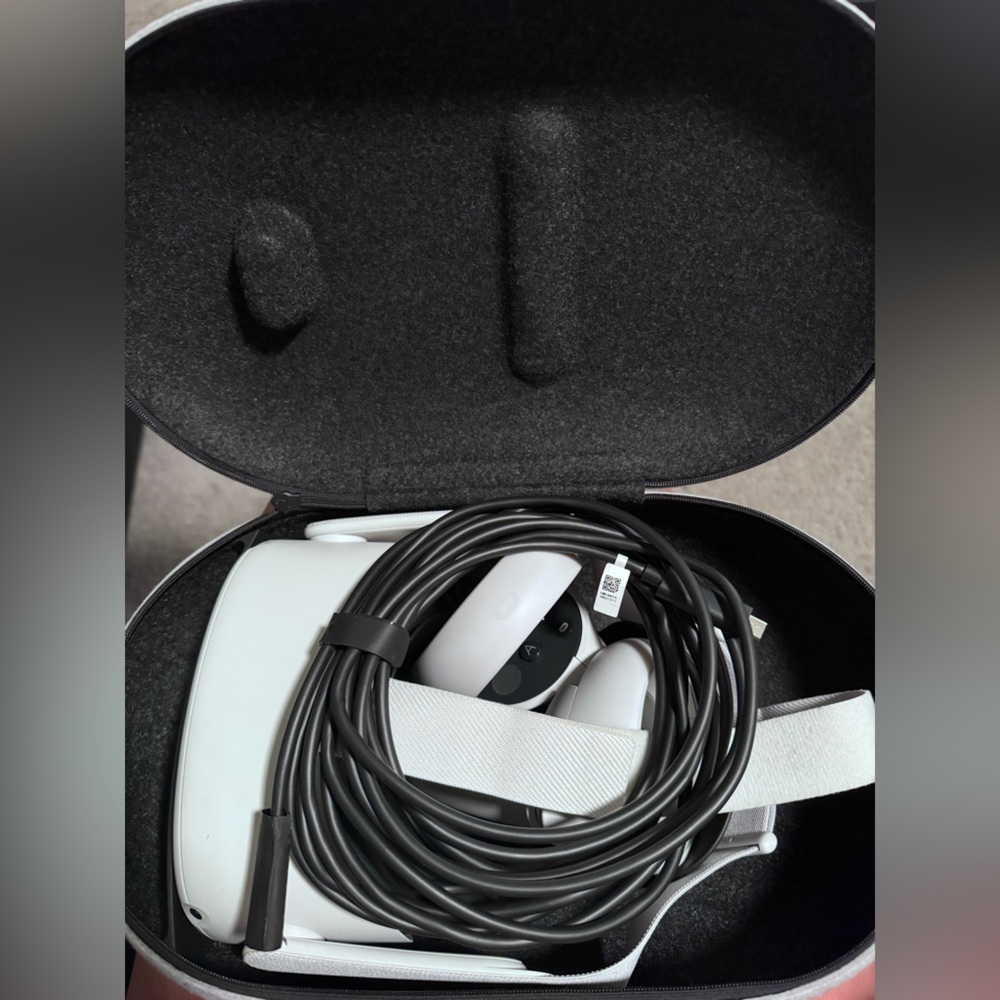 Oculus Quest 2 Headset and controllers - Picture 3 of 3